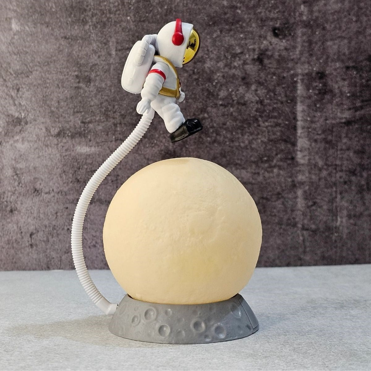 3D Ay Üzerinde Astronot LED Gece Lambası – Dokunmatik 10 Renk Değiştiren Dekoratif Çocuk Odası Masaüstü Ay Lambası (5286)