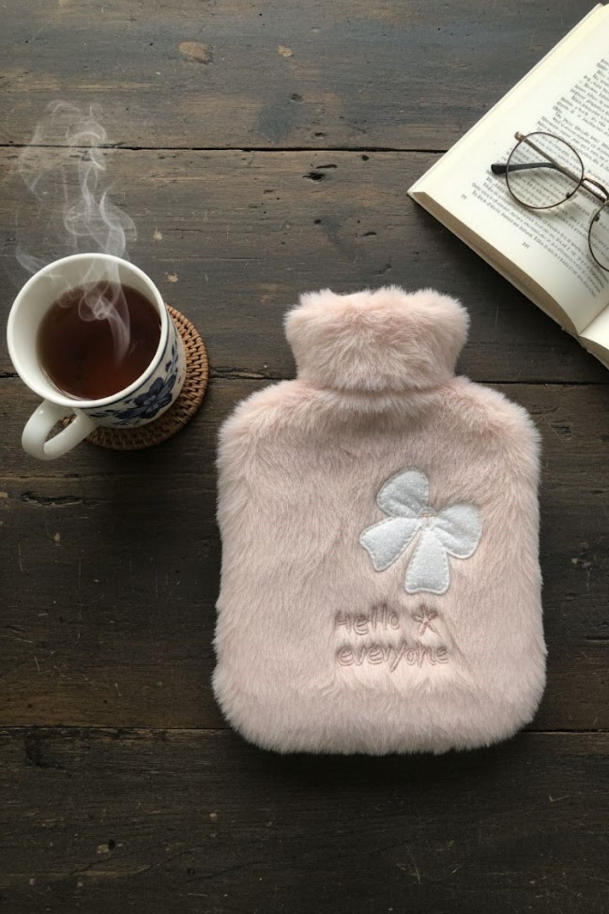 Hello Everyone Yazılı Kurdeleli Pembe Peluş Sıcak Su Torbası 1 Lt – Yumuşak Kılıf, Uzun Süre Sıcak Tutan Termal Su Torbası