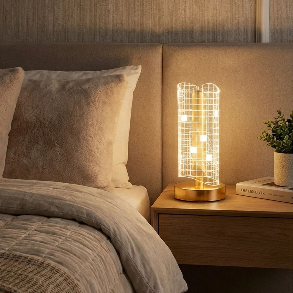 Dalgalı Silindirik Kristal Kareli Model LED Masa Lambası – Gold Tabanlı, Dokunmatik, 3 Renk Işık Modlu, Şarjlı Modern Dekoratif Gece Lambası (5286)