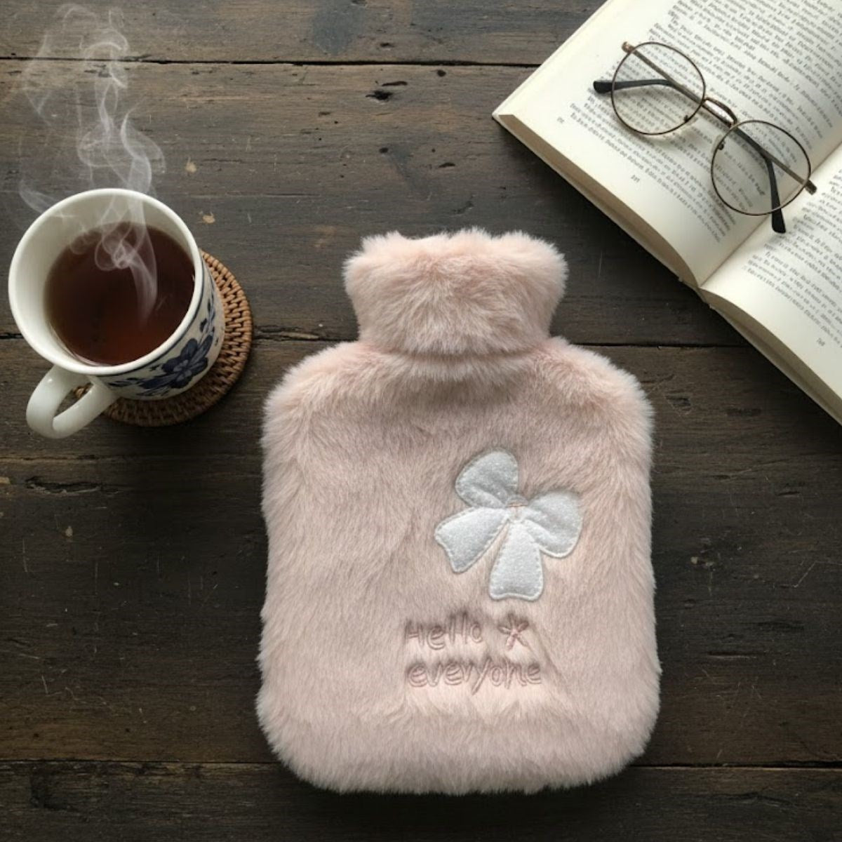 Hello Everyone Yazılı Kurdeleli Pembe Peluş Sıcak Su Torbası 1 Lt – Yumuşak Kılıf, Uzun Süre Sıcak Tutan Termal Su Torbası (5286)