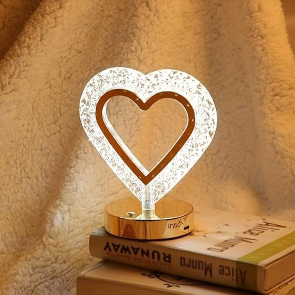 Kalp Şeklinde Kristal LED Masa Lambası – Dokunmatik, 3 Renk Işık Modlu, Şarjlı Mini Dekoratif Gece Lambası (5286)