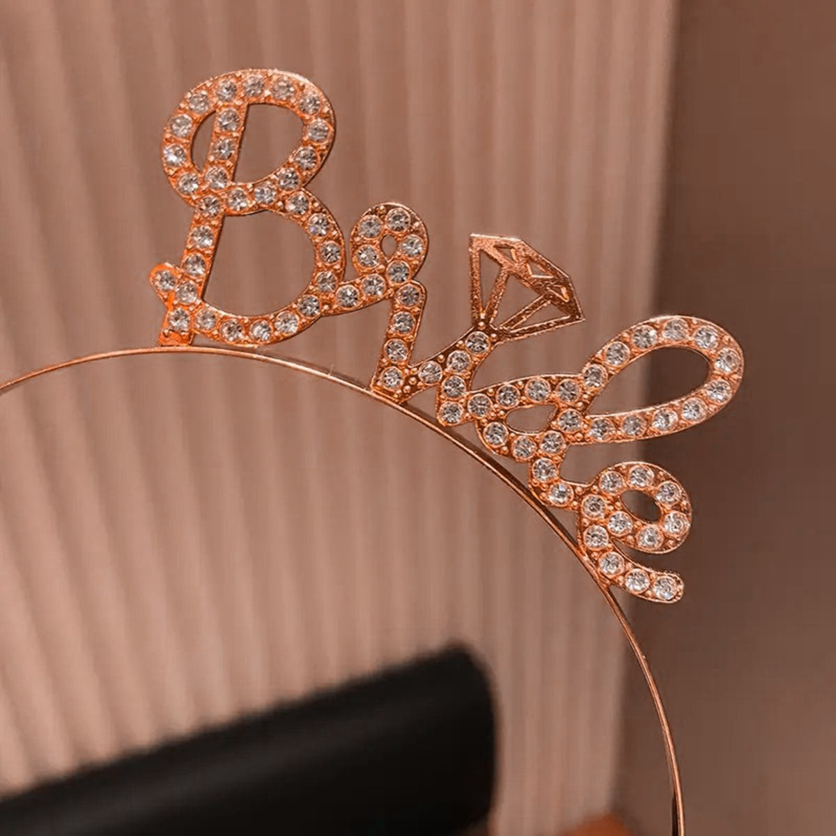 Rose Gold Renkli Taşlı “Bride” Gelin Tacı – El Yazısı Yazı Tipiyle (5286)