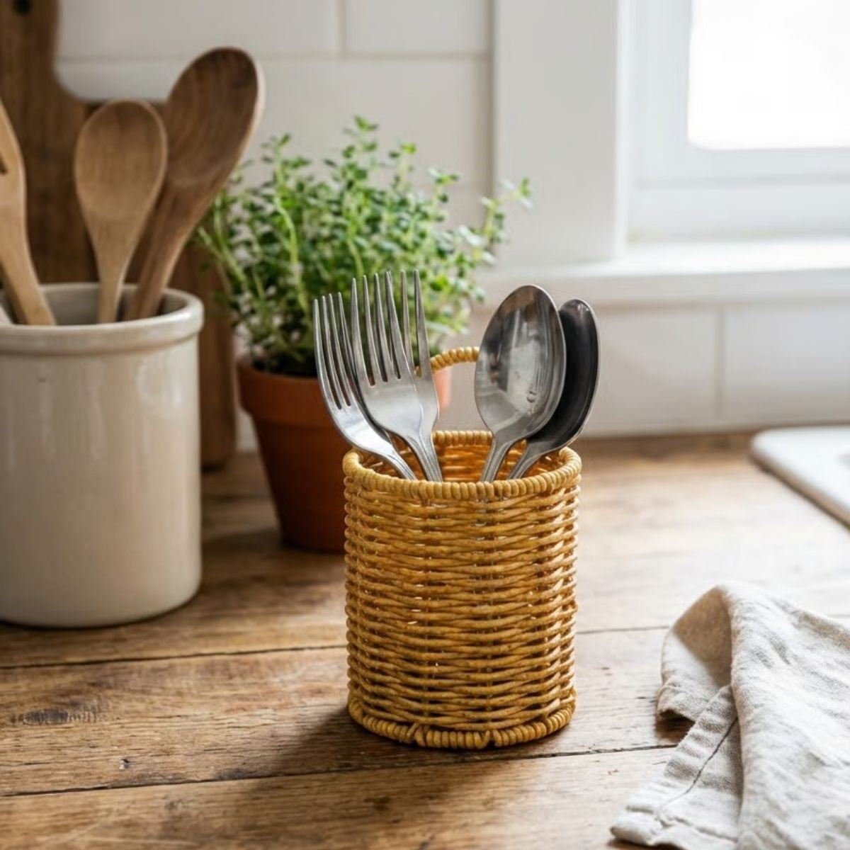 Yuvarlak Hasır Dokulu Plastik Rattan Kaşıklık & Çatallık – Askılı Kendiliğinden Tutmalı Çok Amaçlı Mutfak Organizeri (5286)