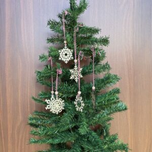 ANKAVERSE® Pilli Peri Ledli 6 Parça Kırmızı Beyaz İpli Kar Tanesi Model Ahşap Yılbaşı Ağaç Süsü