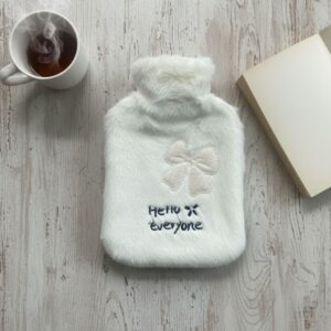 Hello Everyone Yazılı Kurdeleli Beyaz Peluş Sıcak Su Torbası 1 Lt – Yumuşak Kılıf, Uzun Süre Sıcak Tutan Termal Su Torbası (5286)