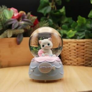 Pilli Işıklı Müzikli Kar Küresi–Şanslı Toplu Kedi Figürlü Eğlenceli Masaüstü Biblo, LED Aydınlatmalı Dekoratif Hediyelik Kar Küresi (5286)