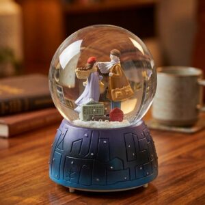 Pilli Işıklı Müzikli Kar Küresi–Valizli Sevgili Çift Figürlü Eğlenceli Masaüstü Biblo, LED Aydınlatmalı Dekoratif Hediyelik Kar Küresi (5286)