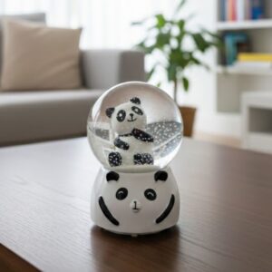 Pilli Işıklı Müzikli Kar Küresi–Sevimli Panda Figürlü Eğlenceli Masaüstü Biblo, LED Aydınlatmalı Dekoratif Hediyelik Kar Küresi (5286)