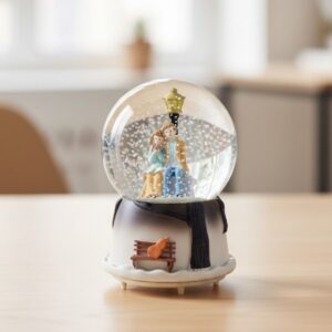 Pilli Işıklı Müzikli Kar Küresi–Kış Masalı Bankta Sevgili Figürlü Eğlenceli Masaüstü Biblo, LED Aydınlatmalı Dekoratif Hediyelik Kar Küresi (5286)